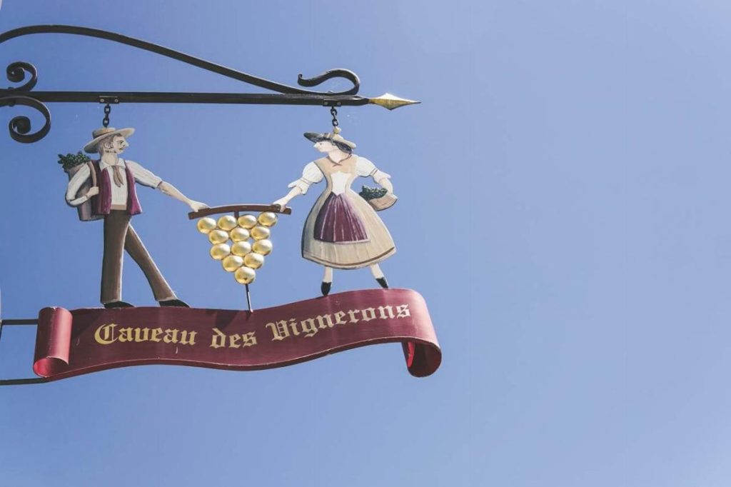 Normative e regolamenti per l'installazione di insegne a bandiera nelle città italiane 1 insegne a bandiera