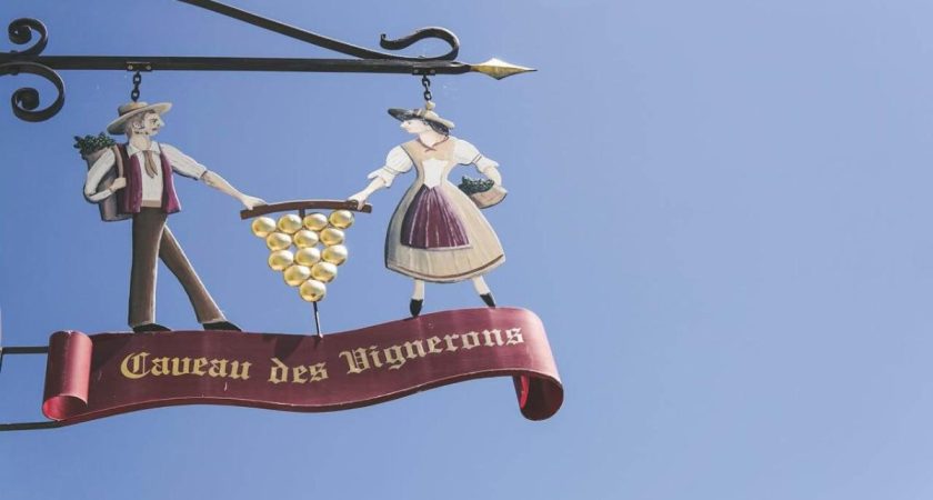 Normative e regolamenti per l’installazione di insegne a bandiera nelle città italiane